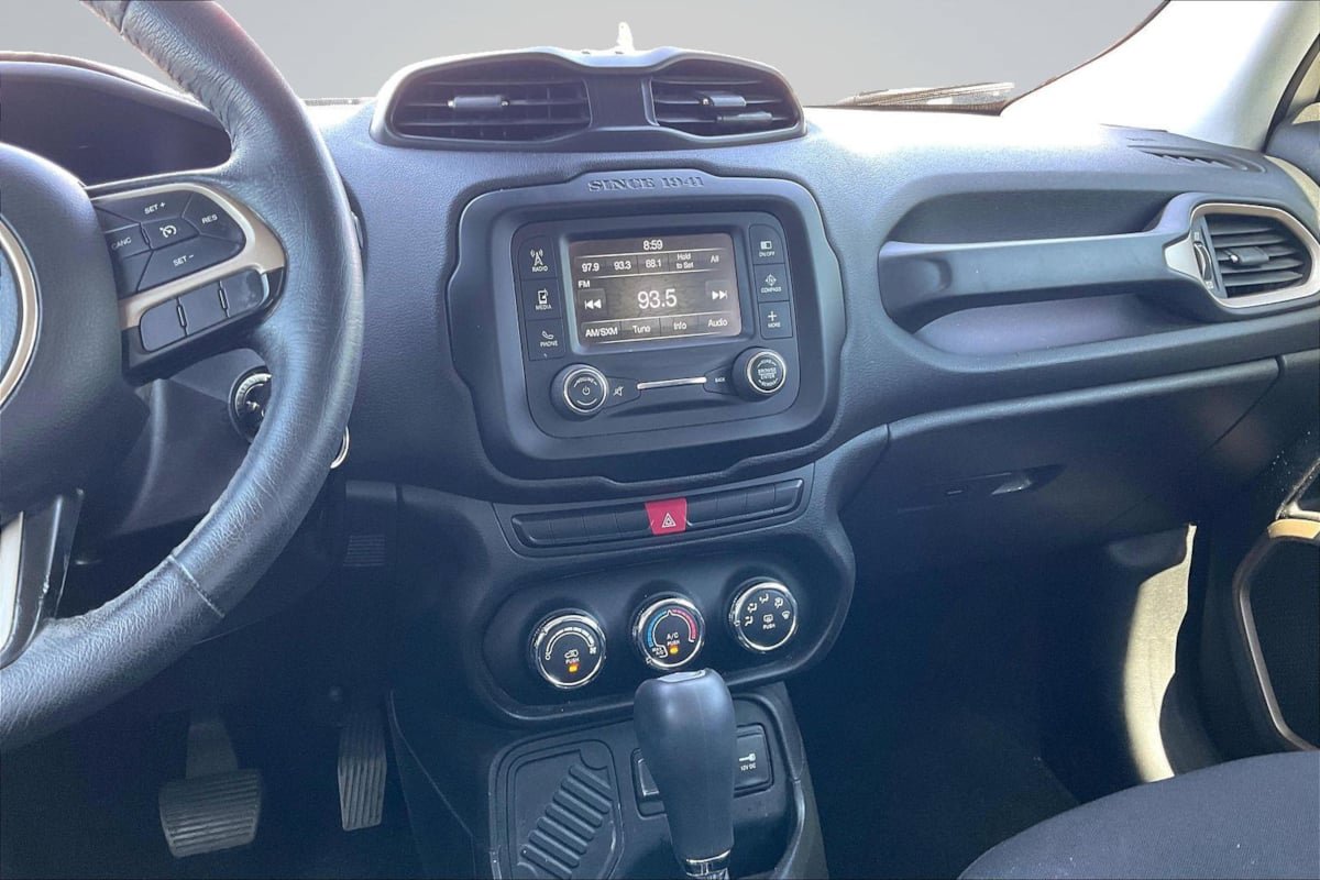 Used 2015 Jeep Renegade Latitude FWD image 6