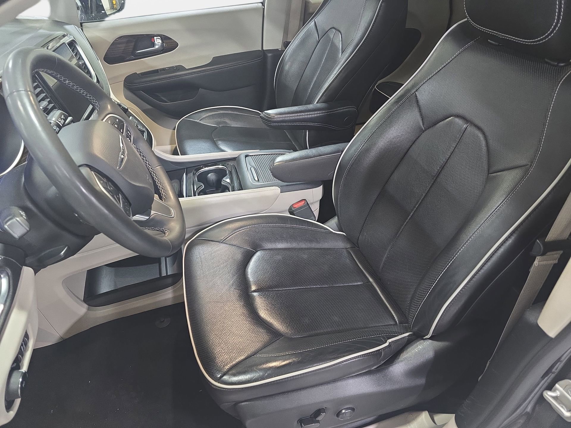 Used 2023 Chrysler Pacifica Limited image 14