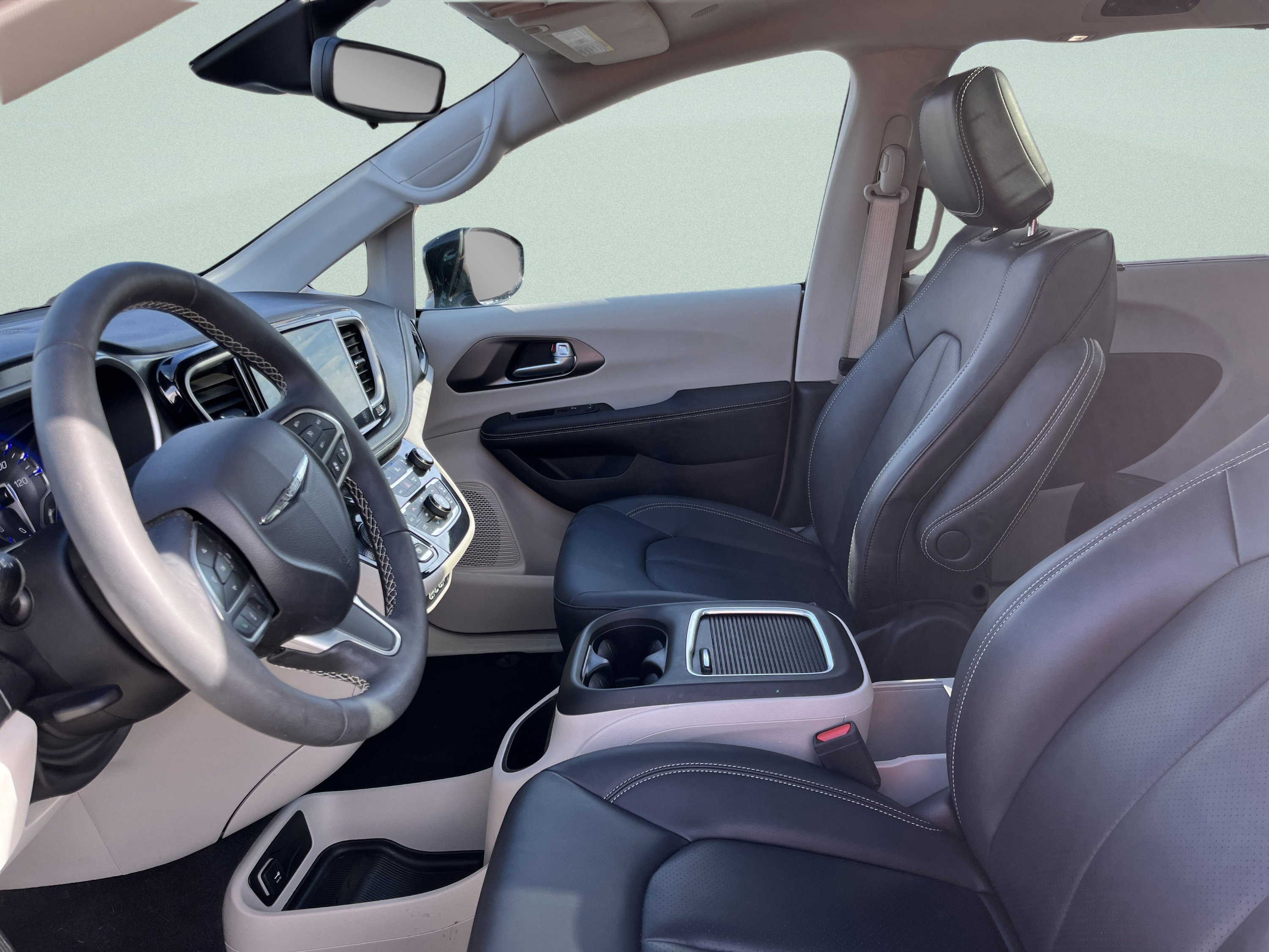 Used 2024 Chrysler Pacifica Touring-L image 13