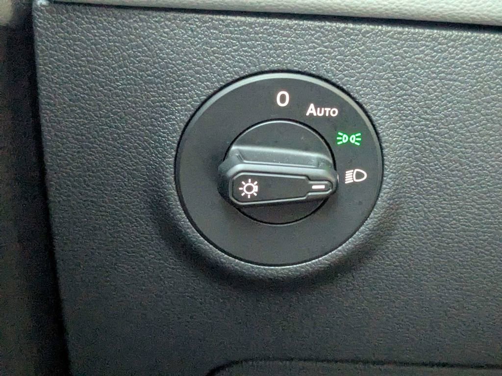 Used 2024 Volkswagen Taos SE image 25