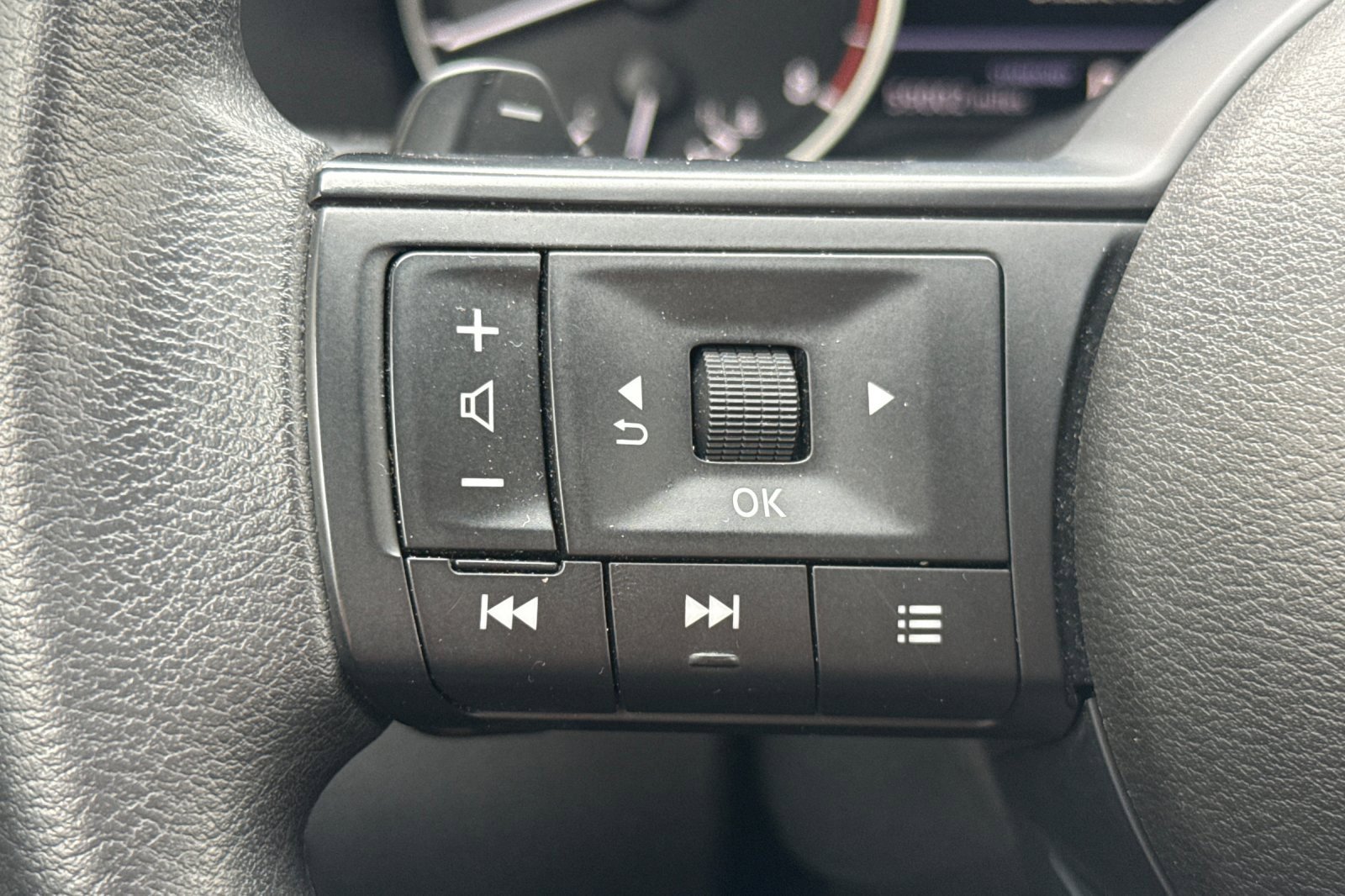 Used 2024 Nissan Rogue SV image 36