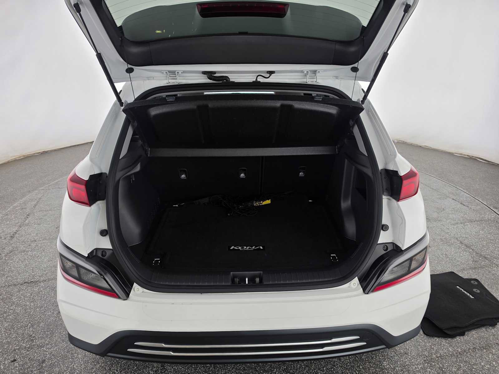 Used 2023 Hyundai Kona SE w/ Cargo Package FWD image 14