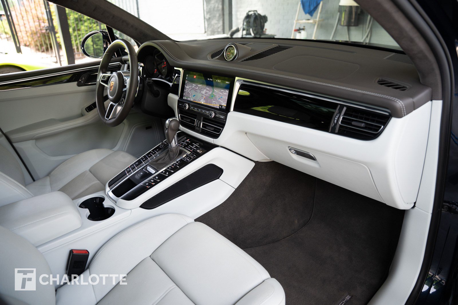 Used 2021 Porsche Macan Turbo AWD/4WD image 30