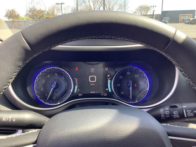 Used 2023 Chrysler Pacifica Touring-L image 14