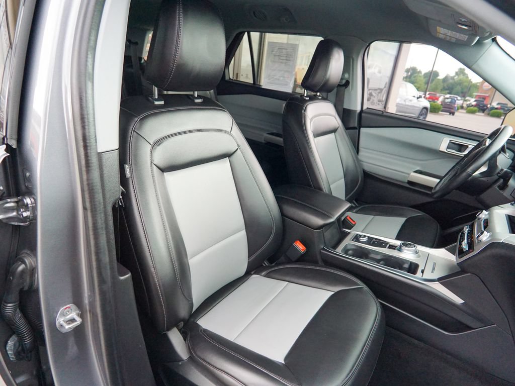 Used 2022 Ford Explorer XLT w/ Equipment Group 202A AWD/4WD image 32
