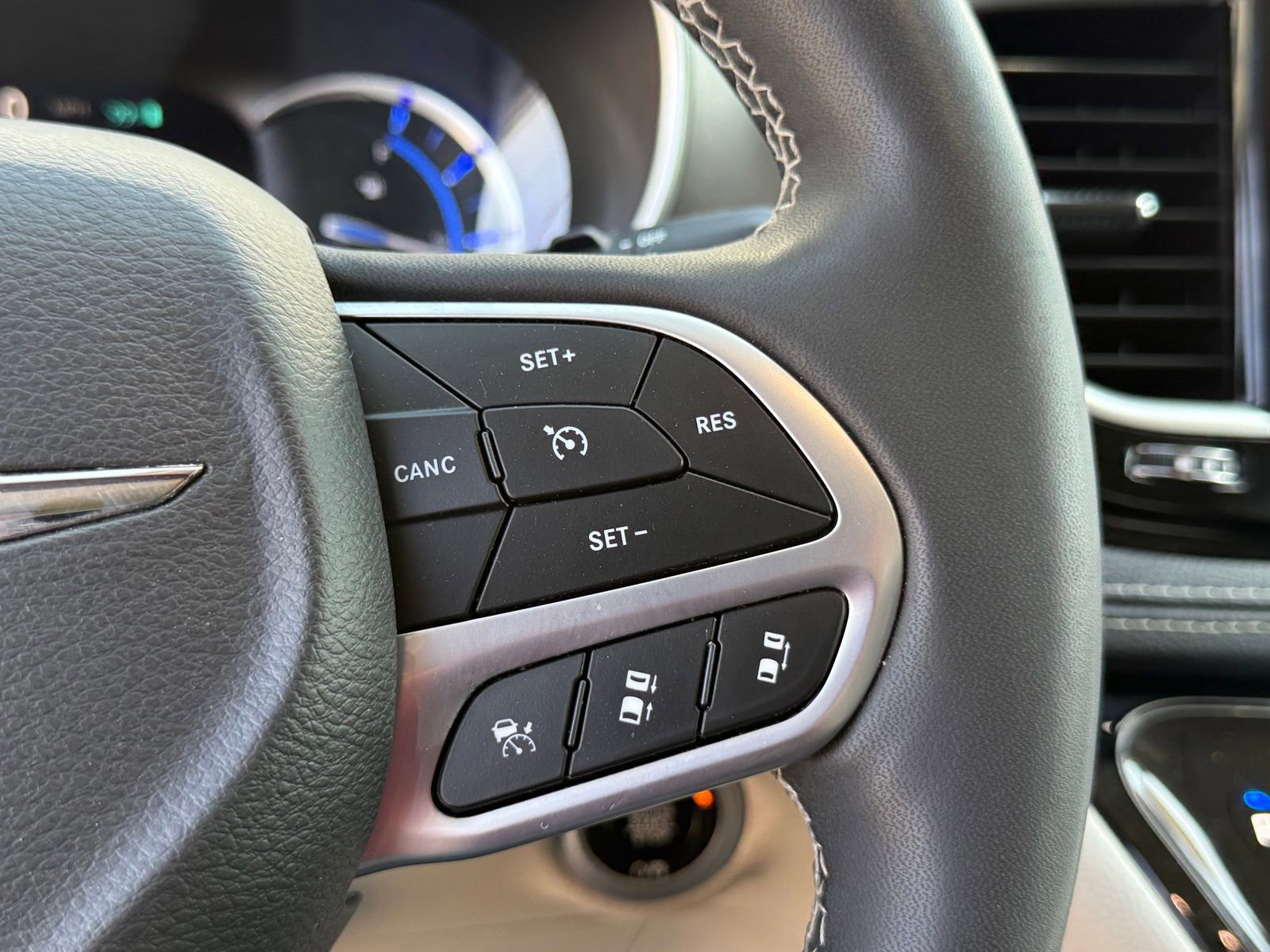 Used 2023 Chrysler Pacifica Touring-L image 31