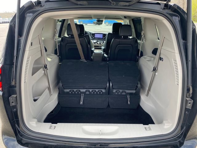 Used 2024 Chrysler Pacifica Touring-L FWD image 18