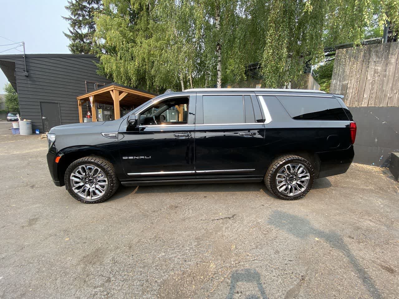 Used 2023 GMC Yukon XL Denali Ultimate AWD/4WD image 3