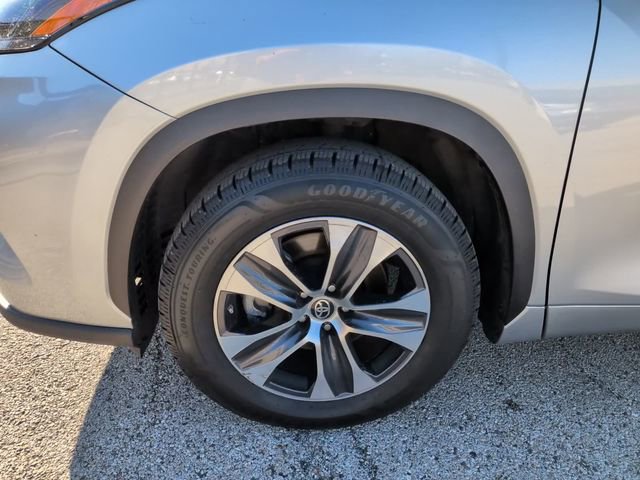 Used 2024 Toyota Highlander XLE FWD image 9