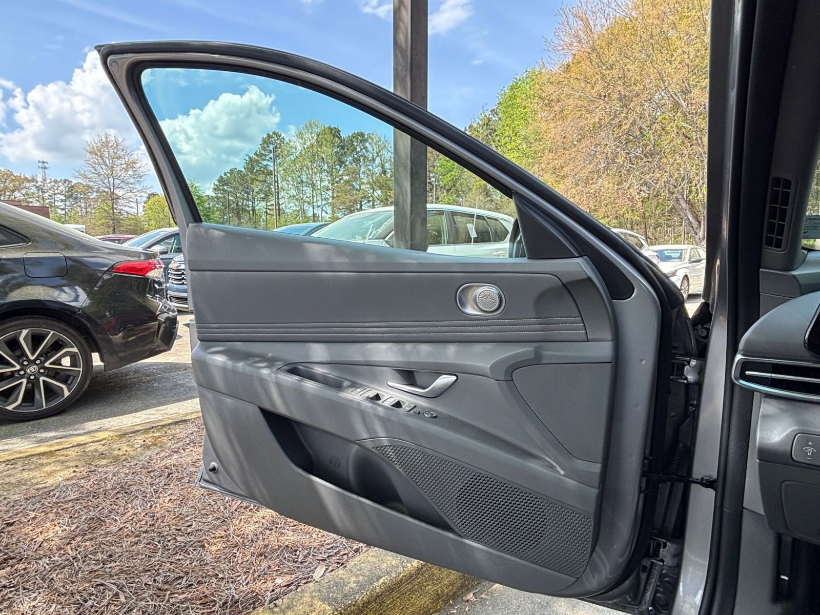 Used 2025 Hyundai Elantra SEL FWD image 18