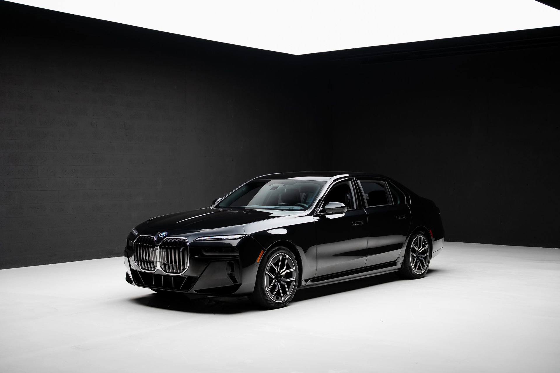 Used 2023 BMW i7 xDrive60 w/ Executive Package 2 AWD/4WD image 5