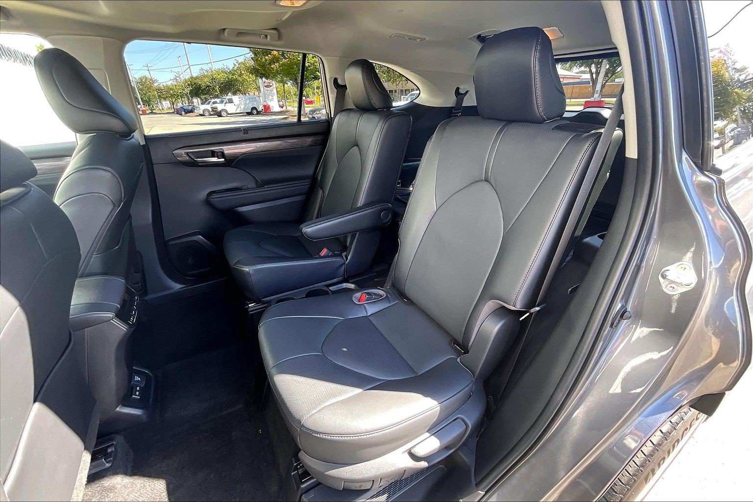 Used 2023 Toyota Highlander Limited AWD/4WD image 31