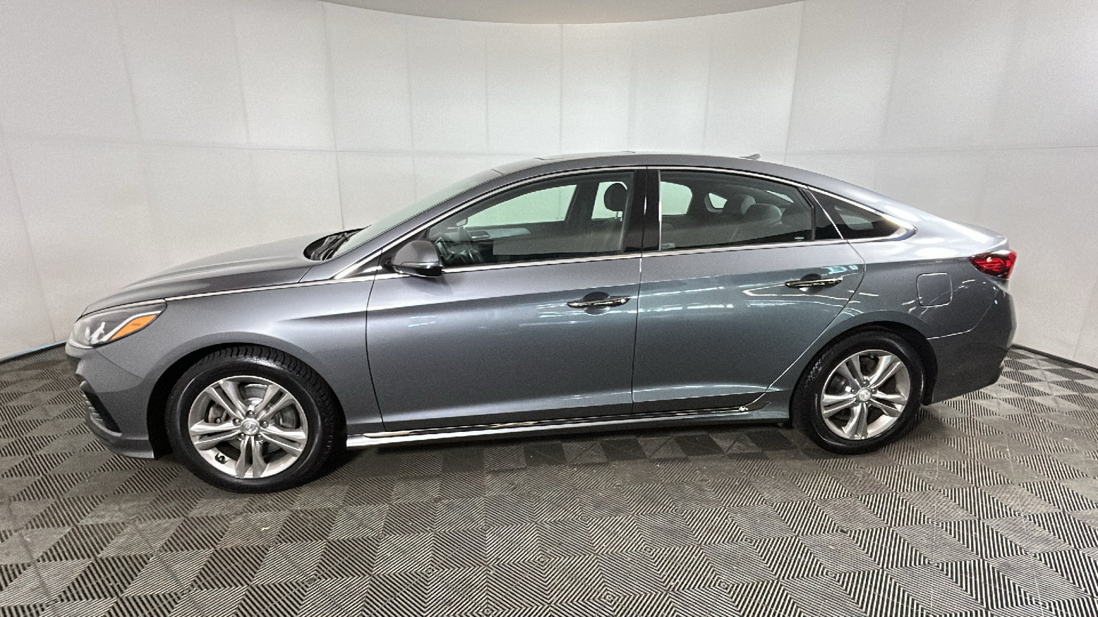 Used 2018 Hyundai Sonata Sport w/ Tech Package 05 FWD image 7