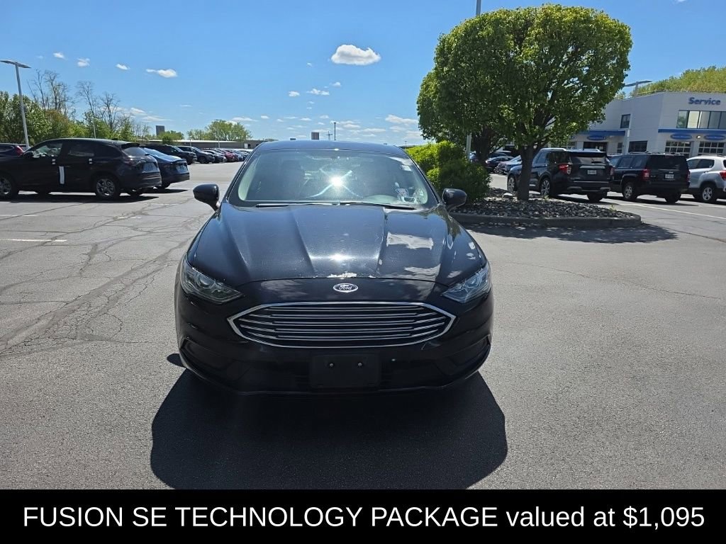 Used 2017 Ford Fusion SE w/ Fusion SE Technology Package FWD image 2