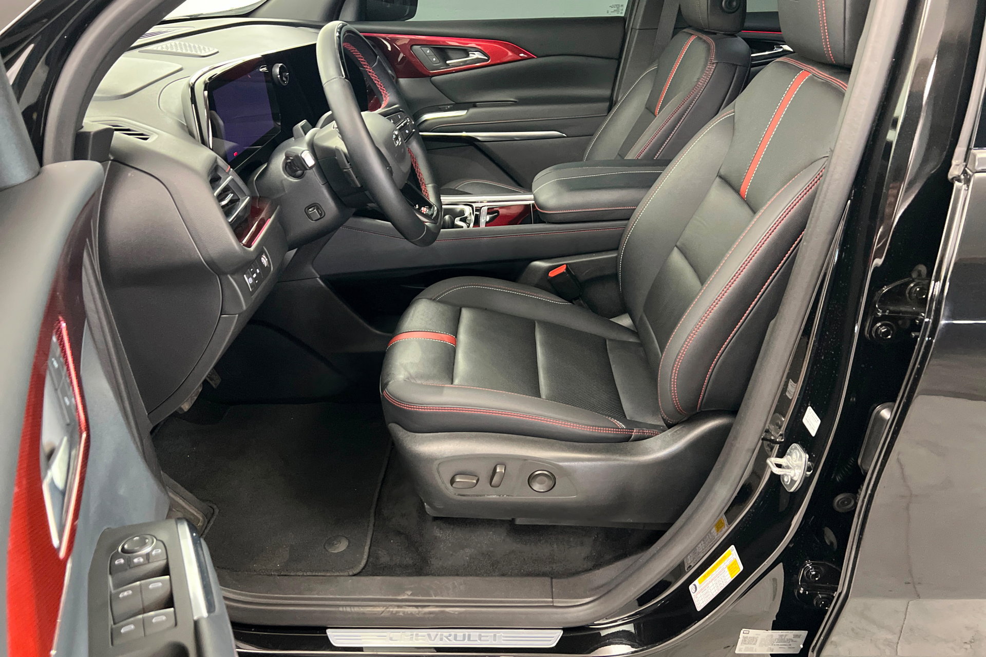 Used 2024 Chevrolet Traverse RS FWD image 18