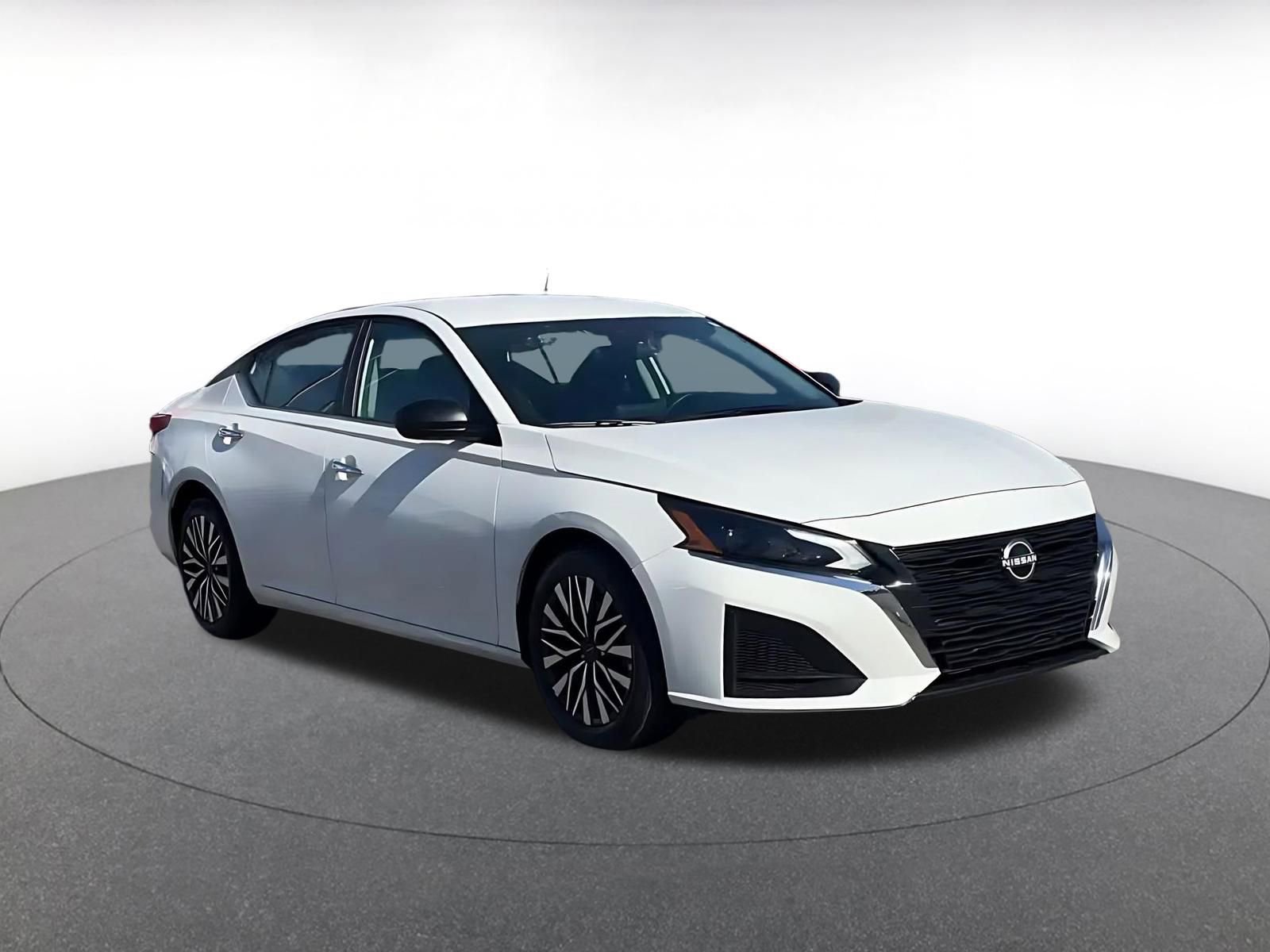 Used 2025 Nissan Altima 2.5 SV FWD image 3