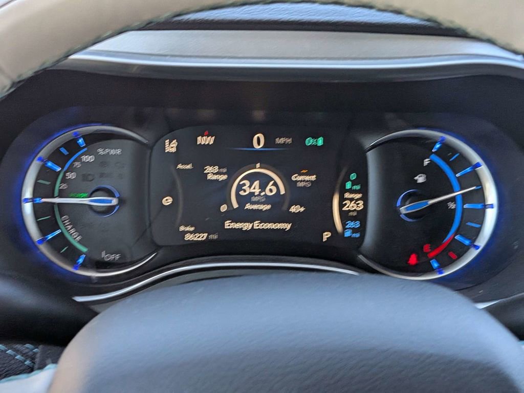 Used 2018 Chrysler Pacifica Limited w/ Advanced Safetytec Group FWD image 26