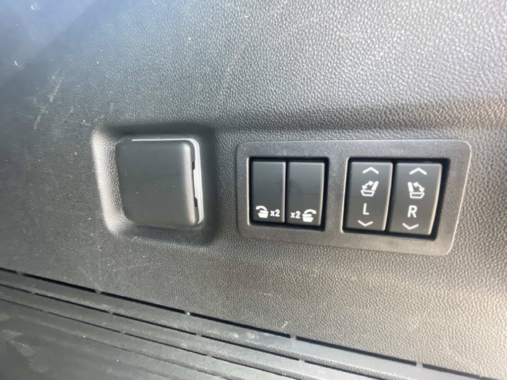 Used 2023 Chevrolet Suburban Premier AWD/4WD image 12