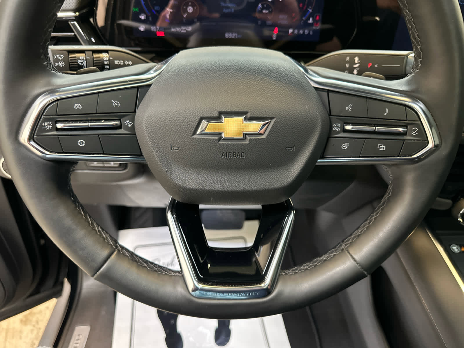 Used 2025 Chevrolet Suburban High Country image 14