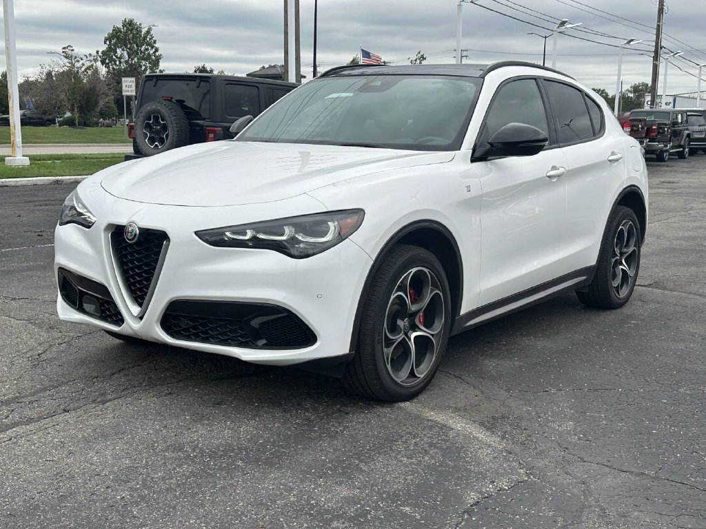 Used 2024 Alfa Romeo Stelvio Ti AWD/4WD image 7