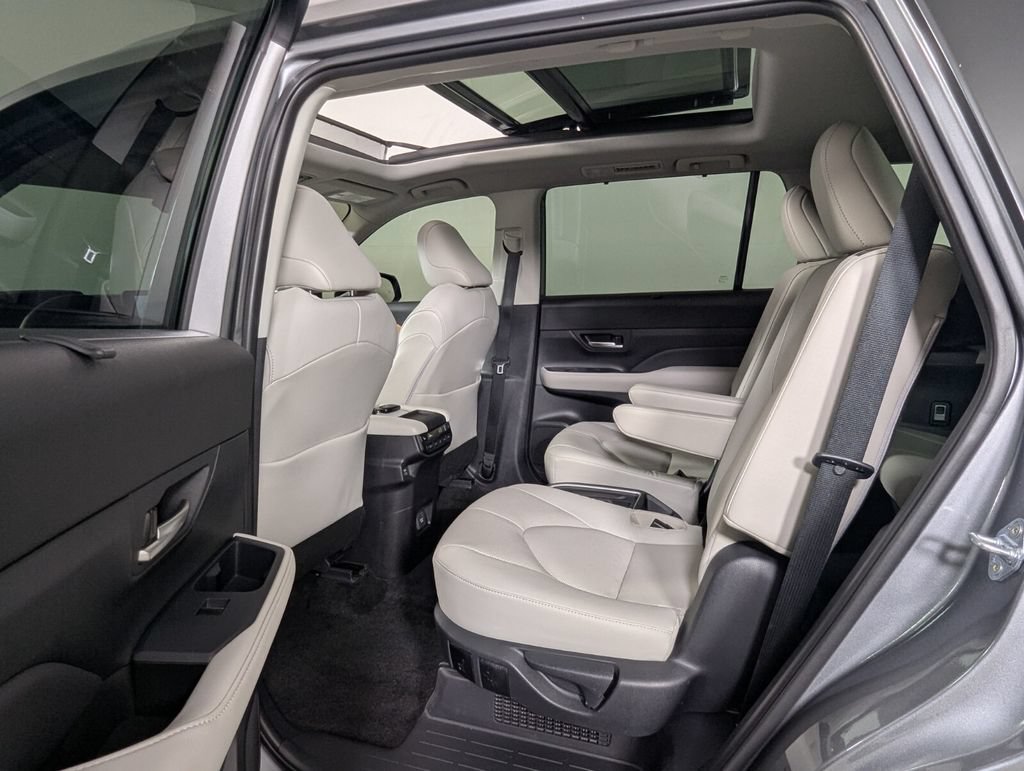 Used 2025 Toyota Grand Highlander AWD Hybrid image 25