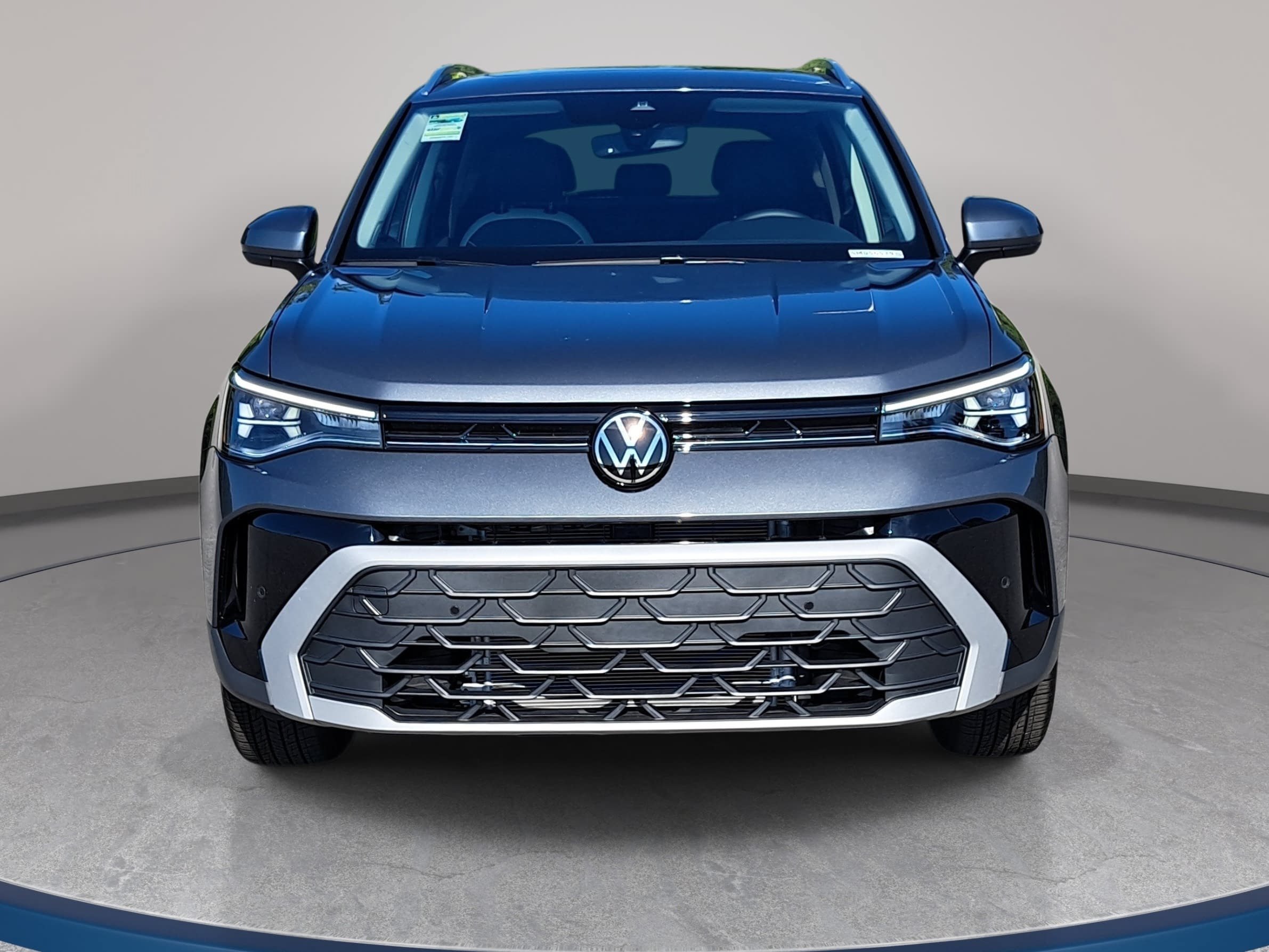 Used 2025 Volkswagen Taos SE AWD/4WD image 2