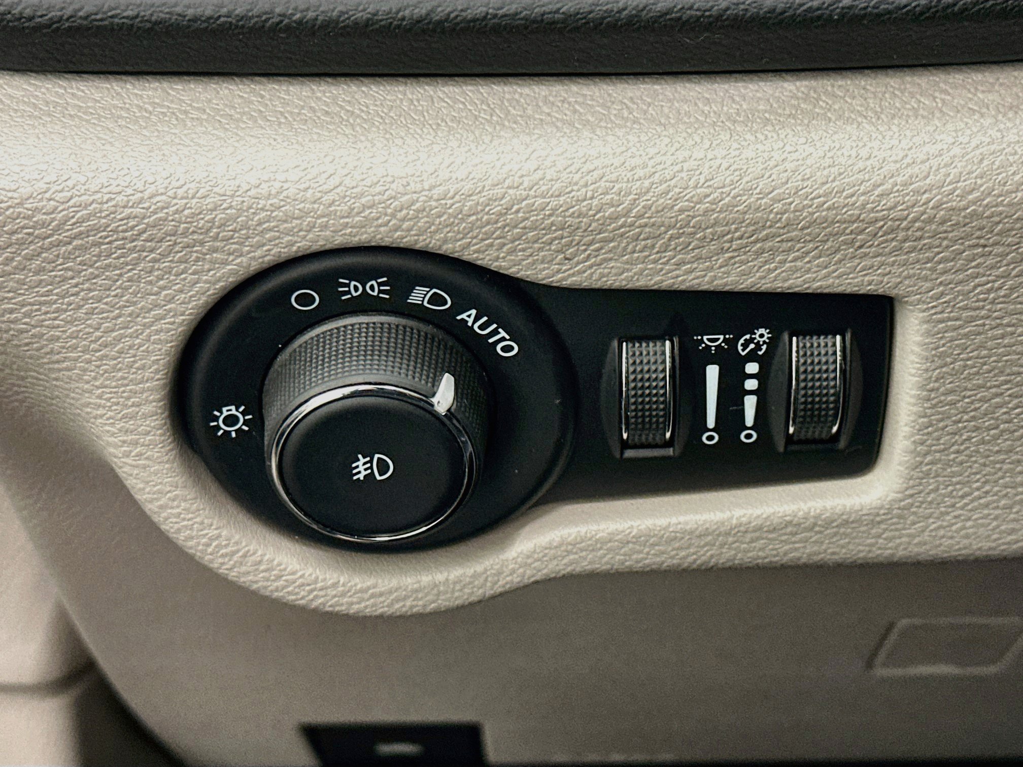 Used 2023 Chrysler Pacifica Touring-L FWD image 17