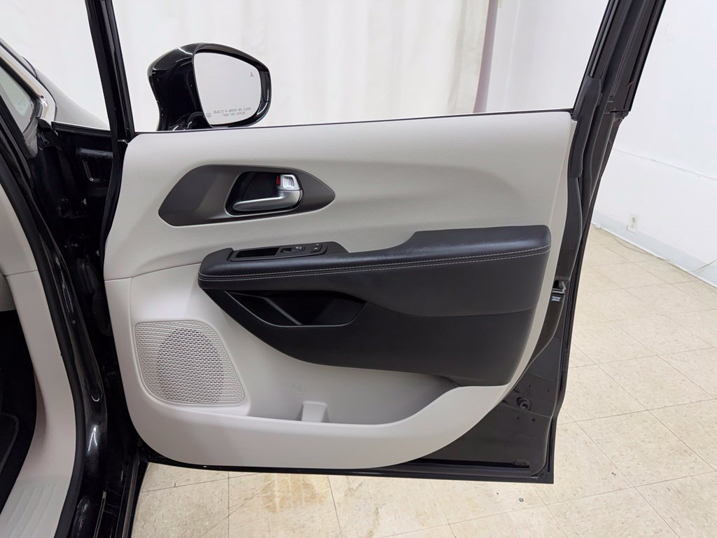 Used 2024 Chrysler Pacifica Touring-L FWD image 10
