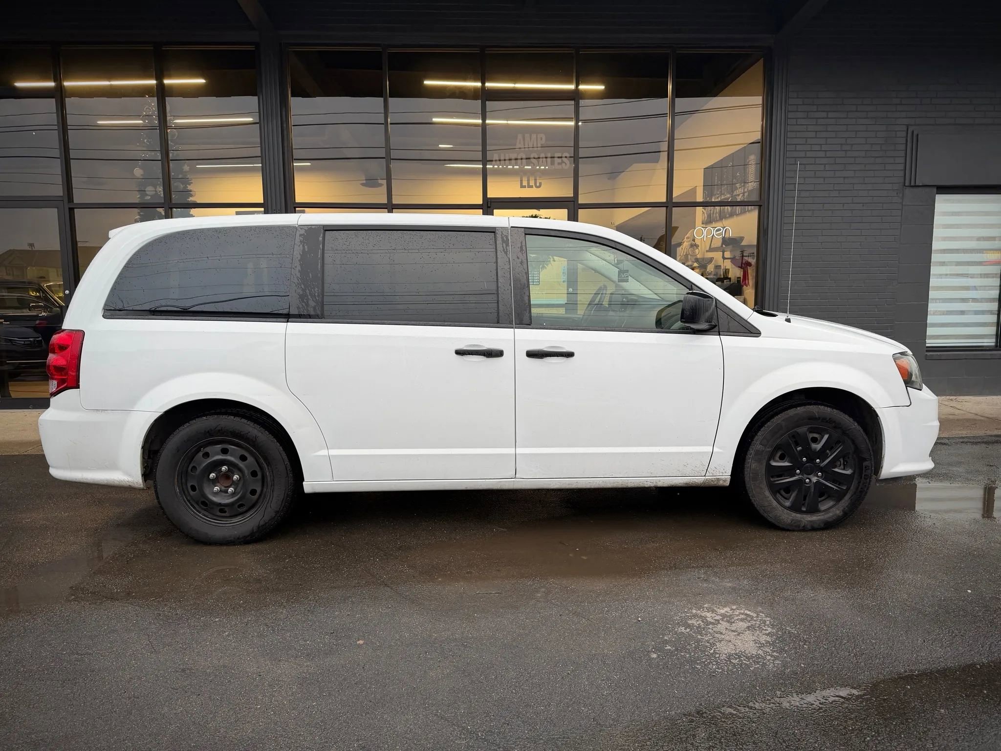 Used 2019 Dodge Grand Caravan SE w/ UConnect Hands-Free Group FWD image 3