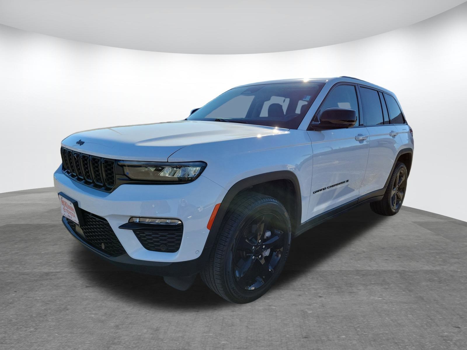 Used 2023 Jeep Grand Cherokee Limited w/ Luxury Tech Group II image 3