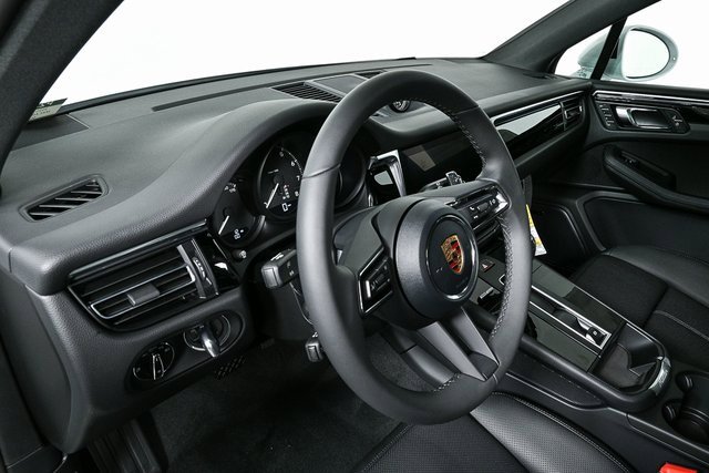 New 2025 Porsche Macan image 4