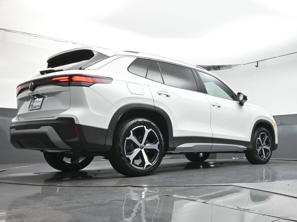 Used 2025 Volkswagen Tiguan SE image 40