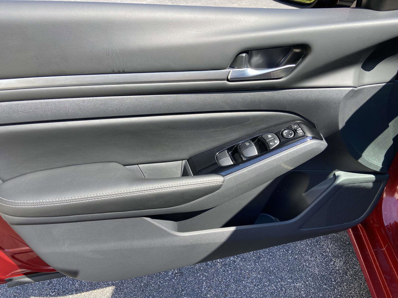 Used 2025 Nissan Altima 2.5 SL FWD image 12