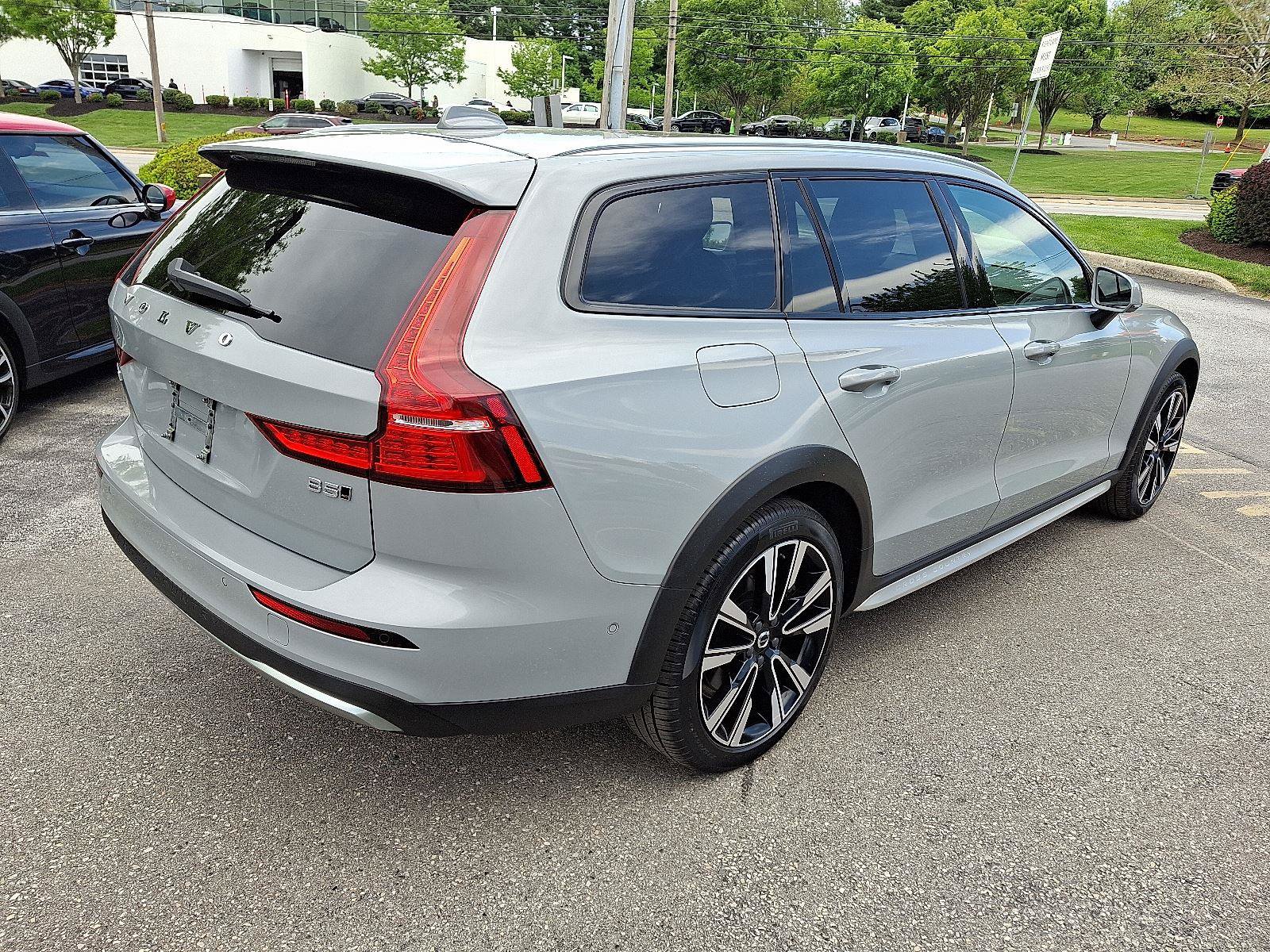 Certified 2025 Volvo V60 B5 Cross Country Ultra w/ Climate Package AWD/4WD image 6