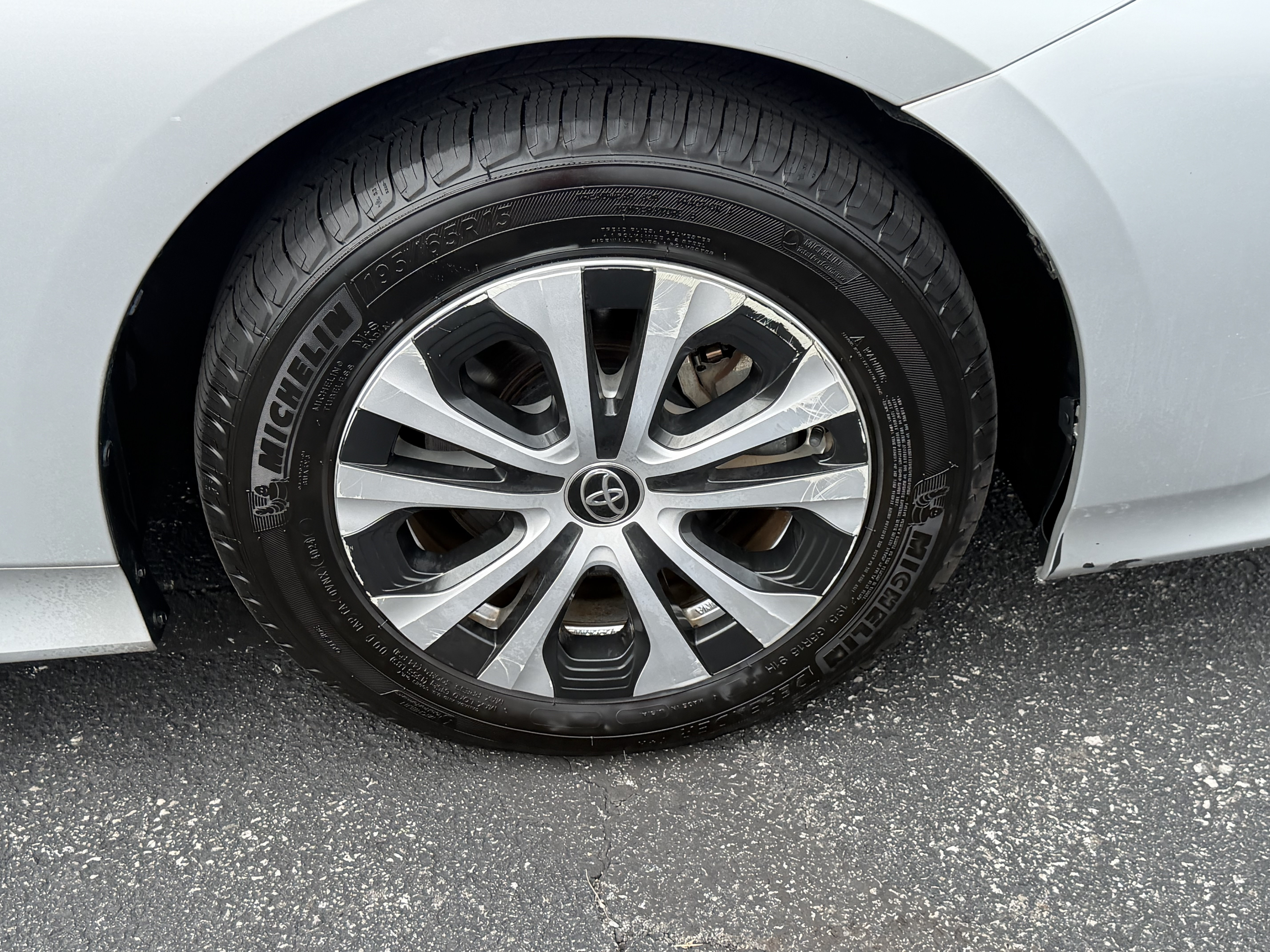Used 2021 Toyota Prius Prime XLE FWD image 3