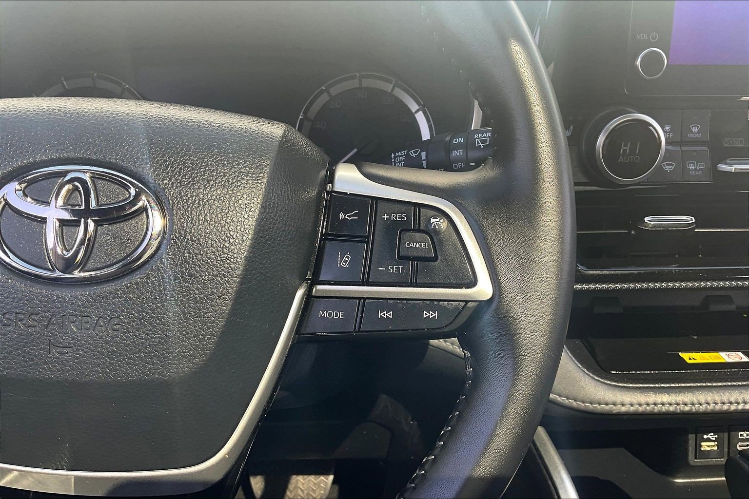 Used 2023 Toyota Highlander XSE AWD/4WD image 24