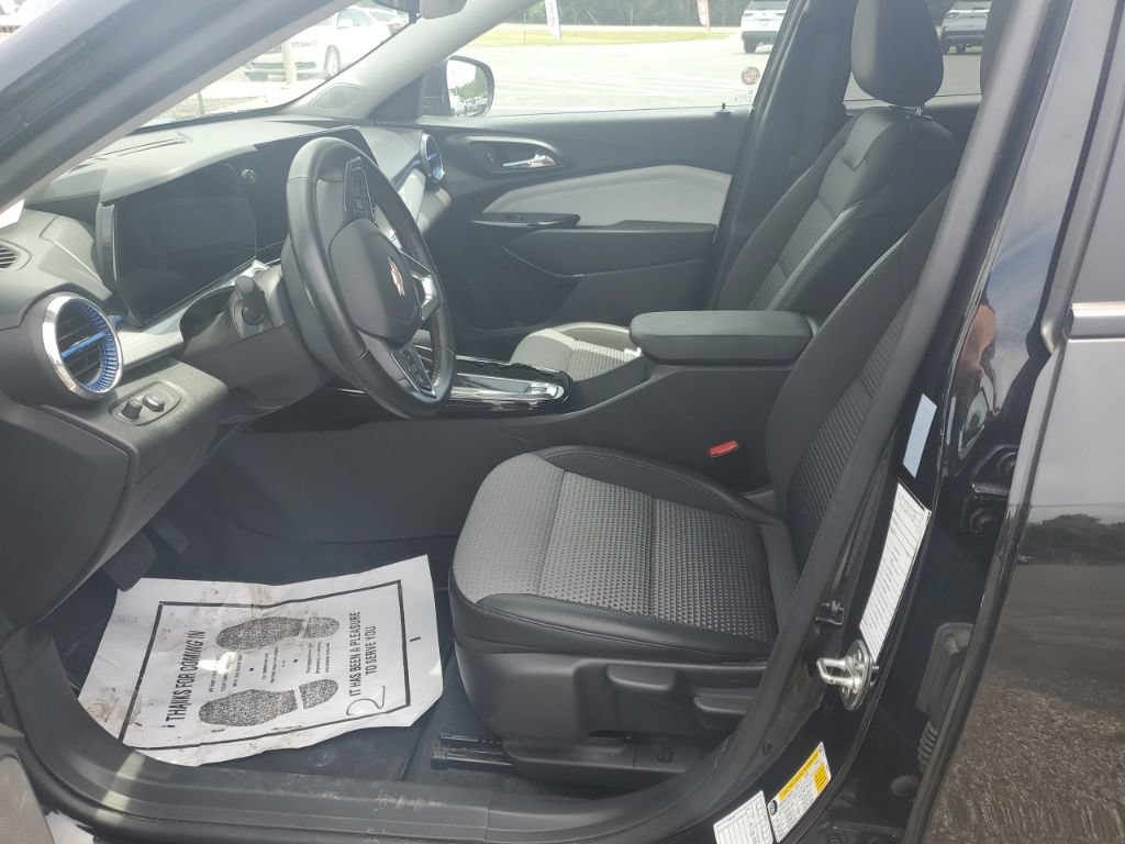 Used 2025 Chevrolet Trax LT w/ LT Convenience Package FWD image 5