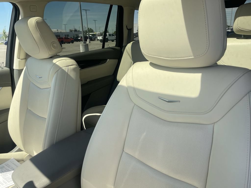 Used 2023 Cadillac XT6 Premium Luxury w/ Technology Package AWD/4WD image 17