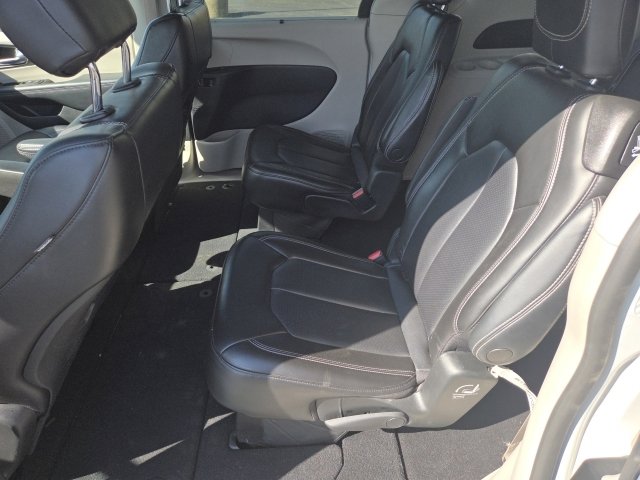 Used 2023 Chrysler Pacifica Touring-L FWD image 13