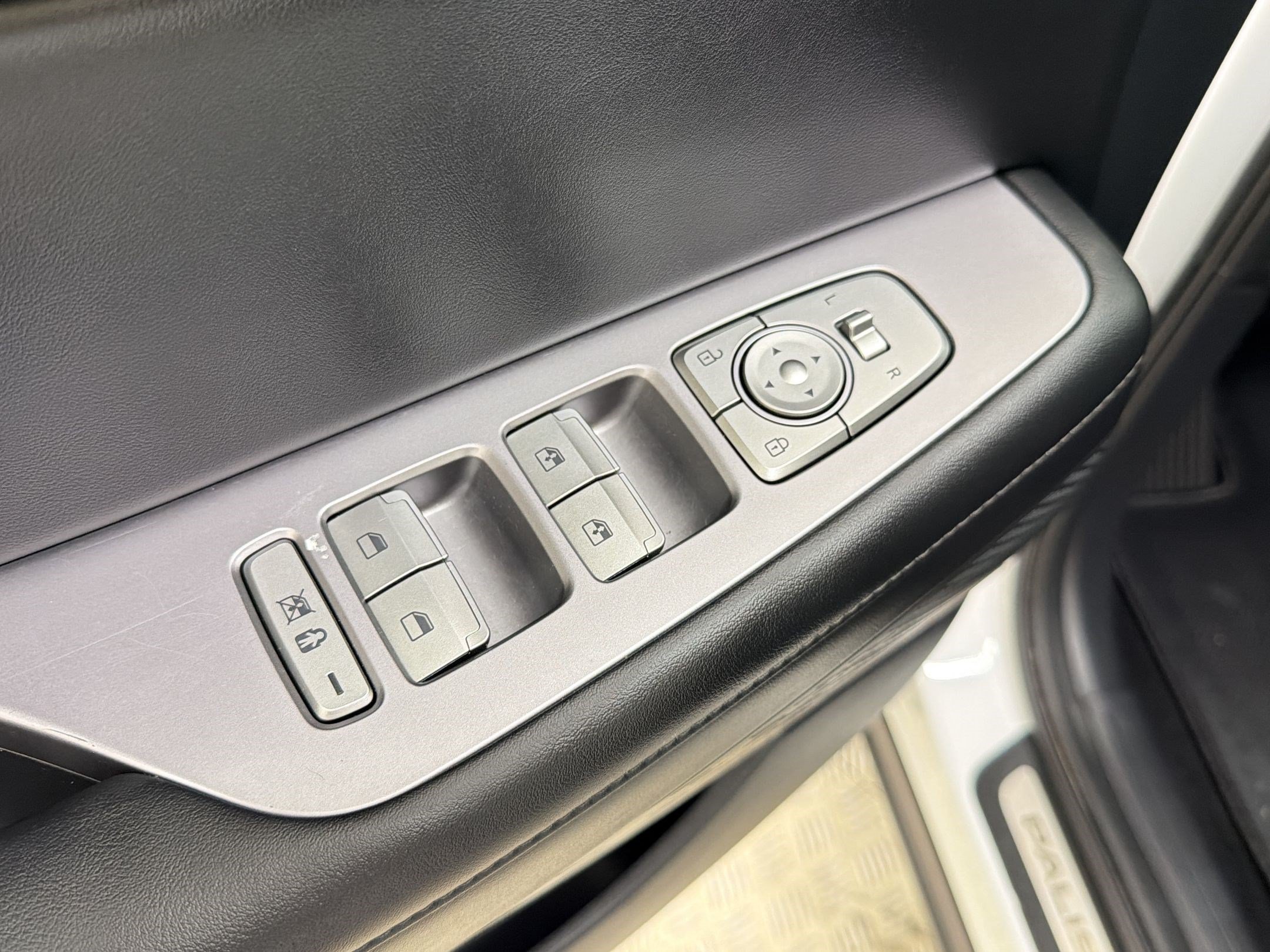 Used 2024 Hyundai Palisade Limited FWD image 22