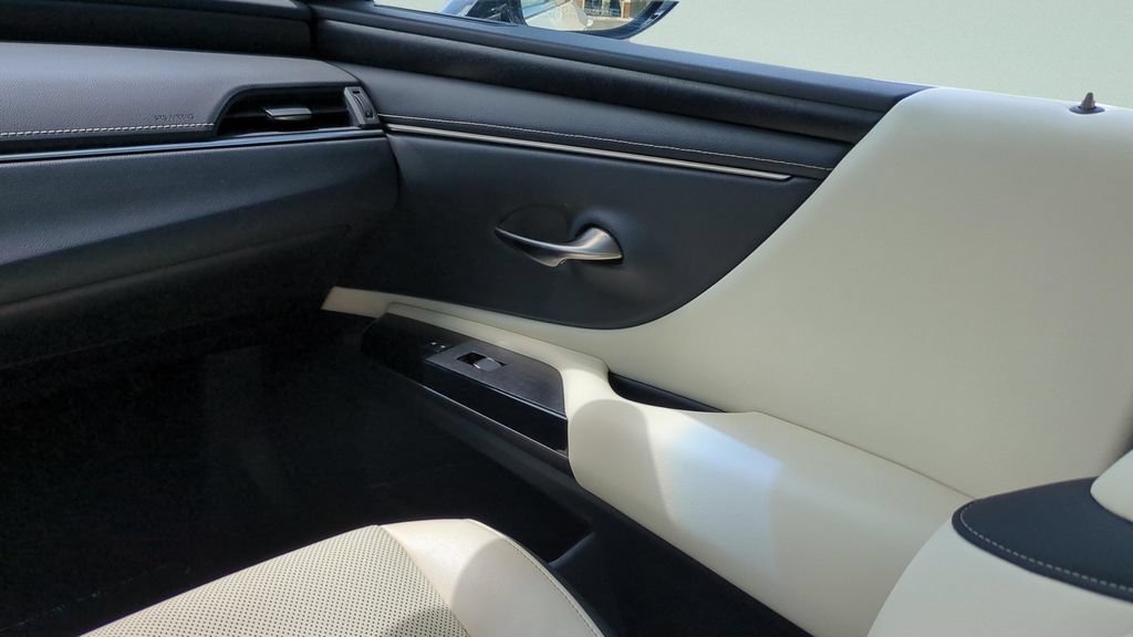 Used 2022 Lexus ES 350 w/ Premium Package FWD image 12