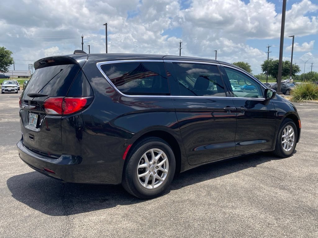Used 2023 Chrysler Voyager LX FWD image 5