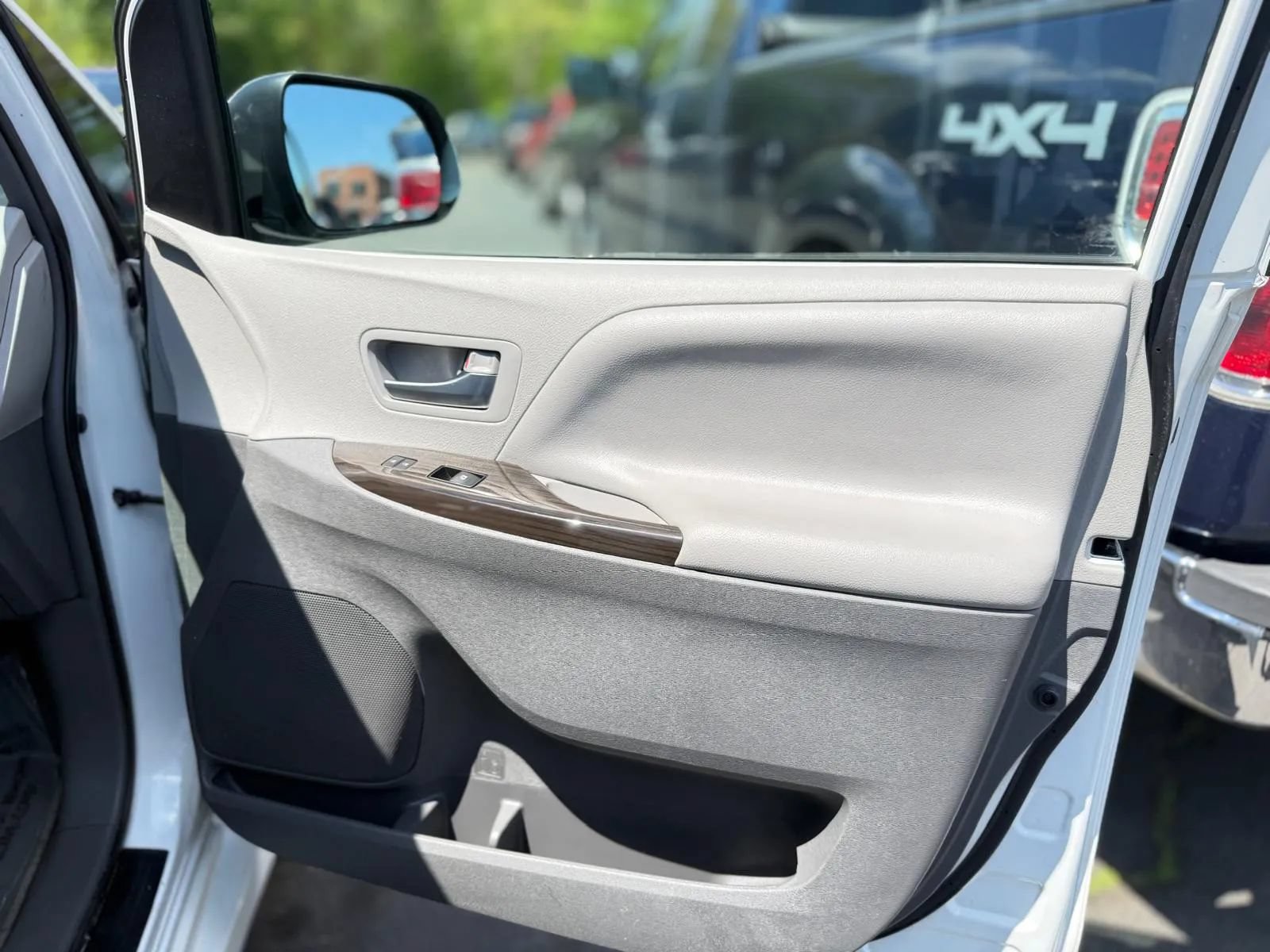 Used 2019 Toyota Sienna XLE w/ XLE Navigation Package FWD image 29