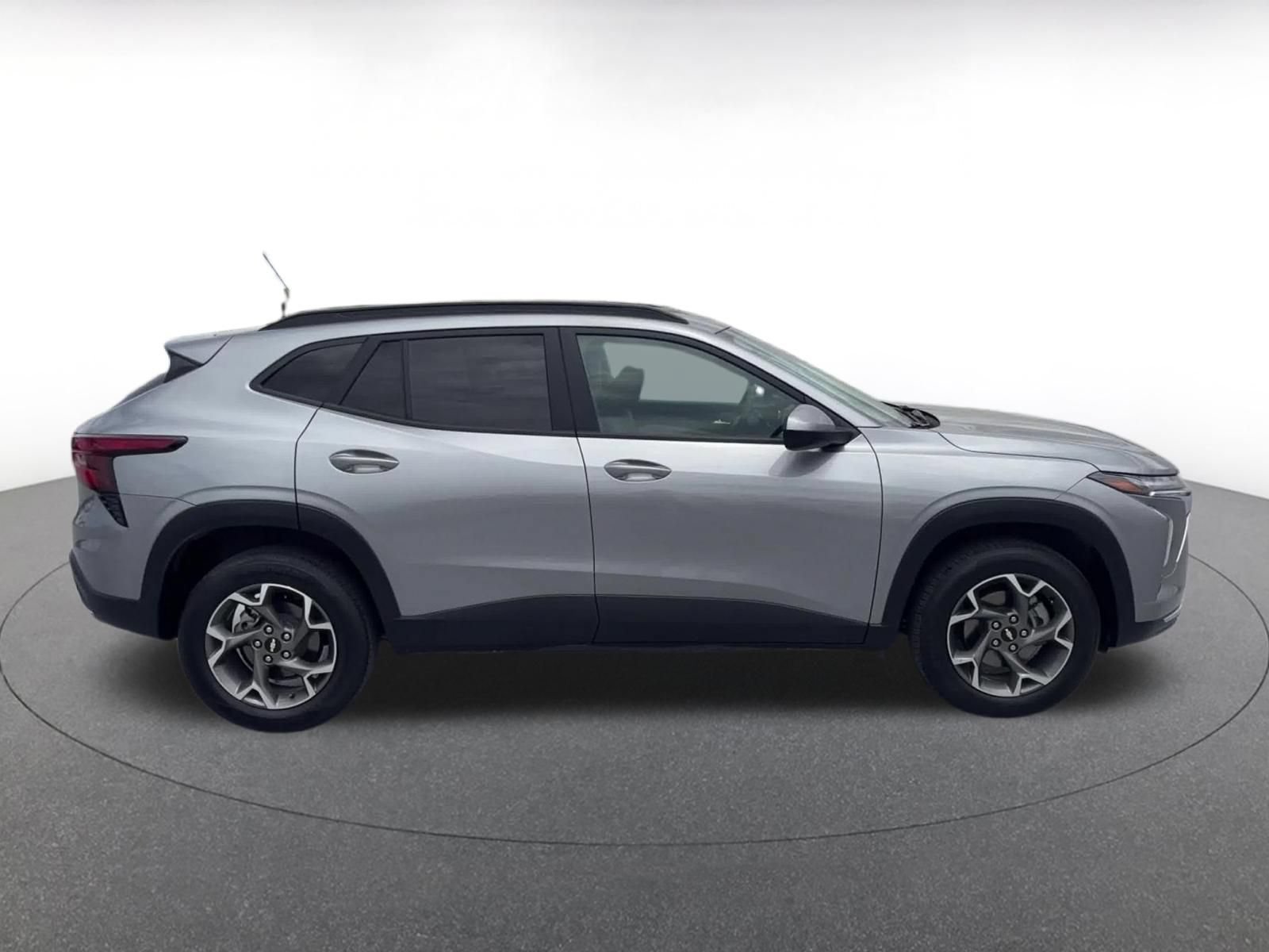 Used 2025 Chevrolet Trax LT FWD image 16