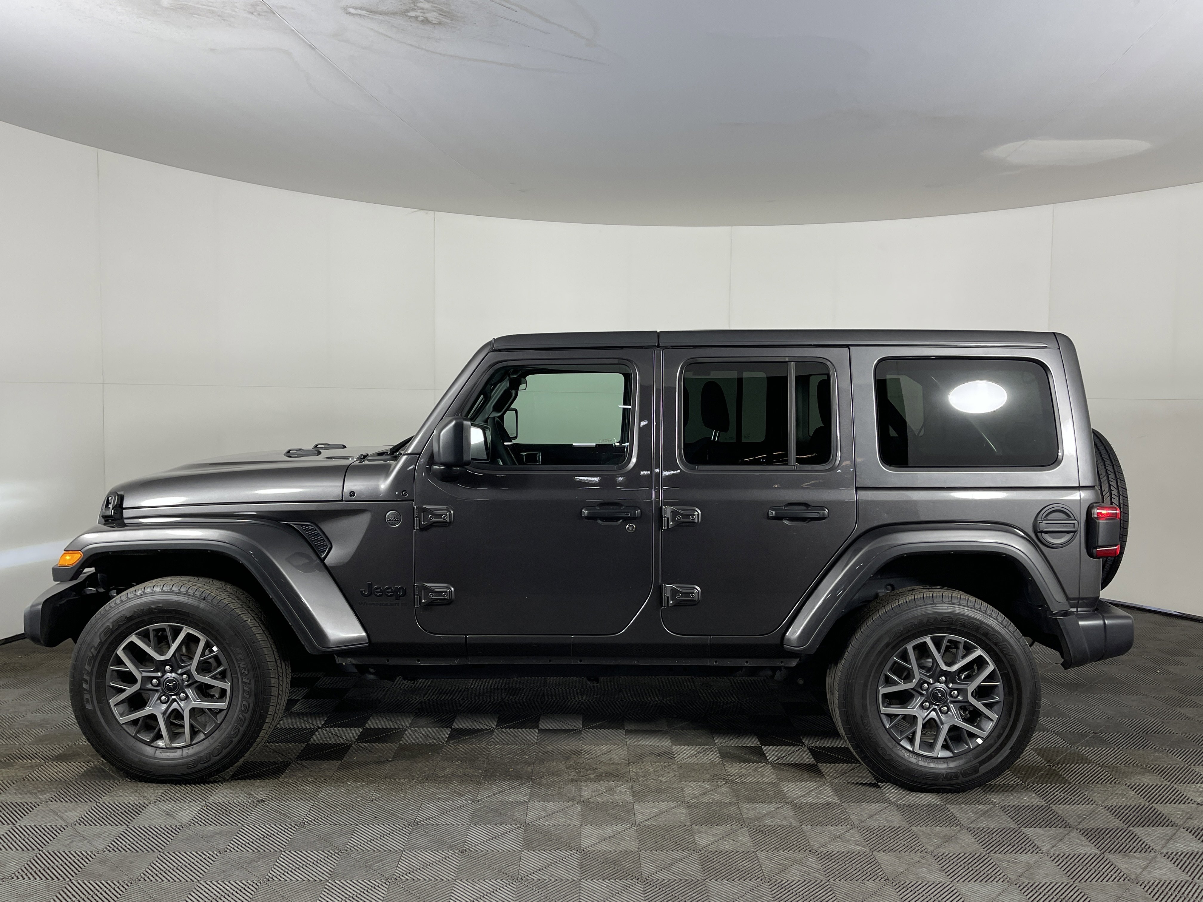 Used 2025 Jeep Wrangler Sahara image 3