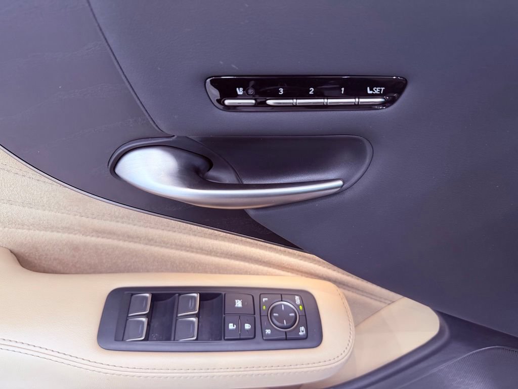 Used 2023 Lexus LS 500 w/ Accessory Package (Z2) RWD image 18