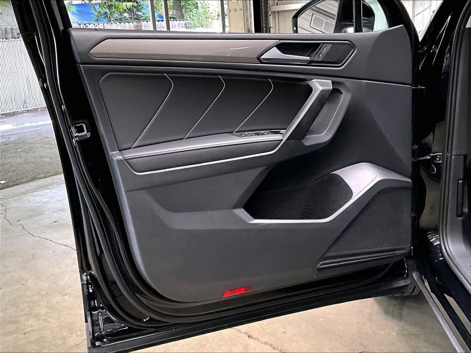 Used 2023 Volkswagen Tiguan SE w/ Panoramic Sunroof Package FWD image 26