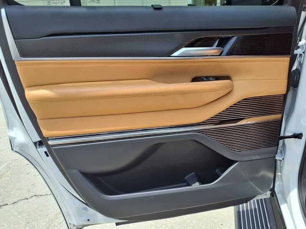 Used 2025 Jeep Grand Wagoneer Series III w/ Quick Order Packagew 28T AWD/4WD image 17