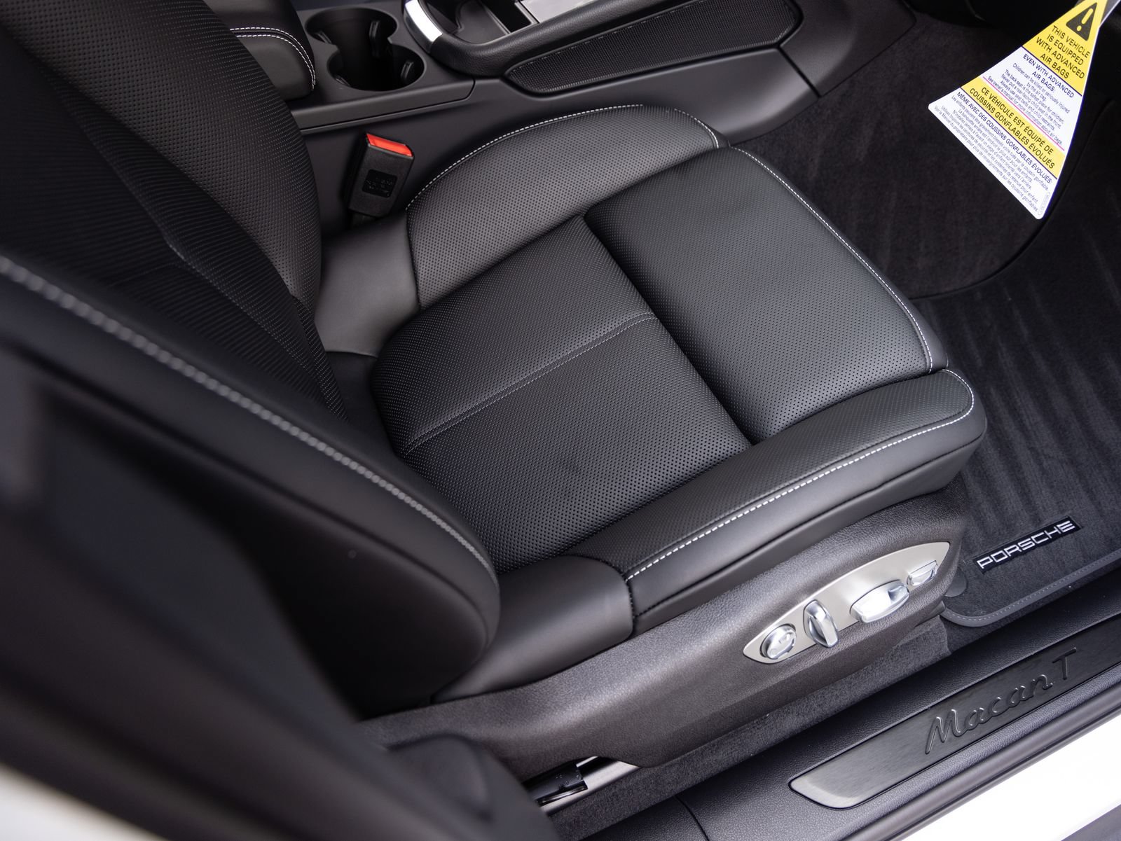 New 2026 Porsche Macan Turbo AWD/4WD image 35