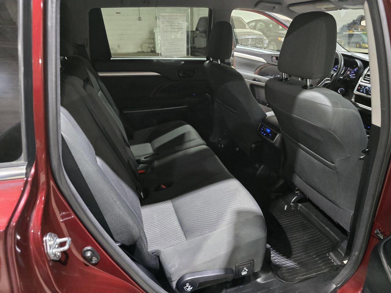 Used 2017 Toyota Highlander LE AWD/4WD image 31